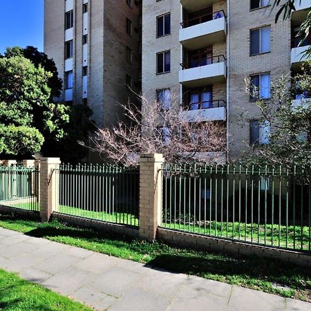 Sky High On Arundel - Central Fremantle Apartment Экстерьер фото